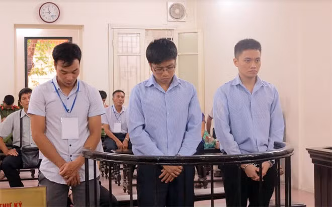 Bị cáo Giang (giữa) và đồng bọn tại phiên xử.