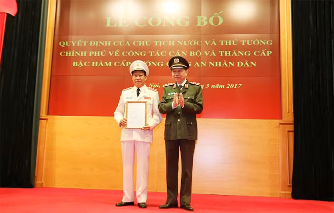 Bộ trưởng Tô Lâm trao Quyết định của Thủ tướng Chính phủ bổ nhiệm lại chức vụ Thứ trưởng Bộ Công an đối với Thượng tướng Lê Quý Vương.