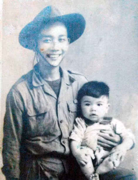 Ca sĩ Tân Nhân và con trai năm 1954. Ca sĩ Tân Nhân và con trai năm 1954.