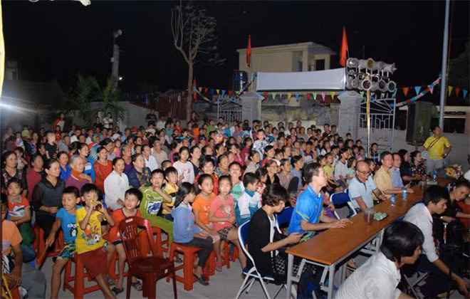 Đông đảo bà con xóm 4 thưởng thức các tiết mục văn nghệ của Nhà hát Chèo Nam Định.