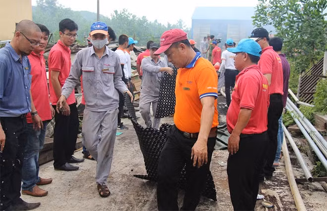 Nhân viên của Khu du lịch sinh thái Bà Nà Hills di chuyển số phế liệu ra bên ngoài.