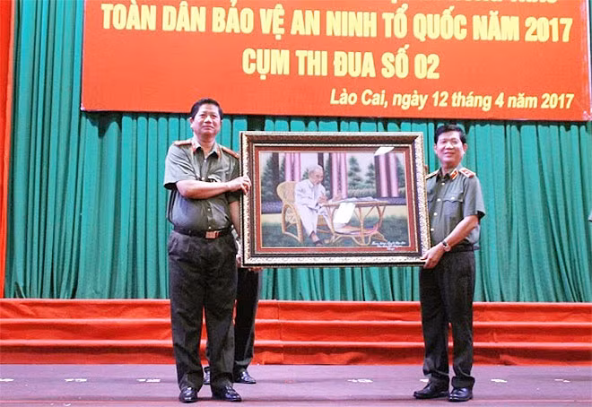 Thứ trưởng Nguyễn Văn Sơn tặng quà lưu niệm cho lãnh đạo Công an tỉnh Lào Cai
