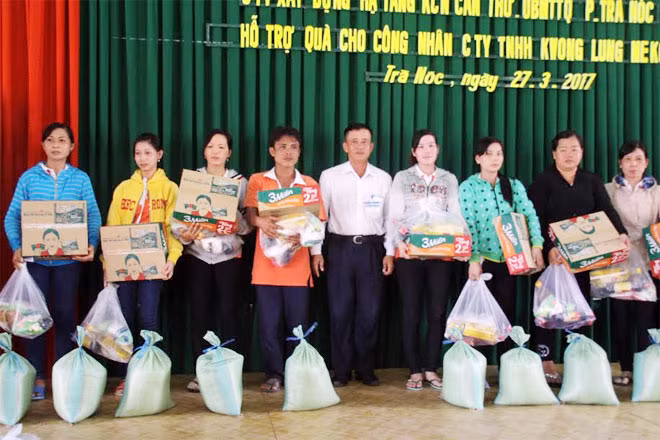 Lãnh đạo quận Bình Thủy, phường Trà Nóc cùng đại diện nhà tài trợ trao tặng quà cho công nhân của Công ty Kwong Lung – Meko.