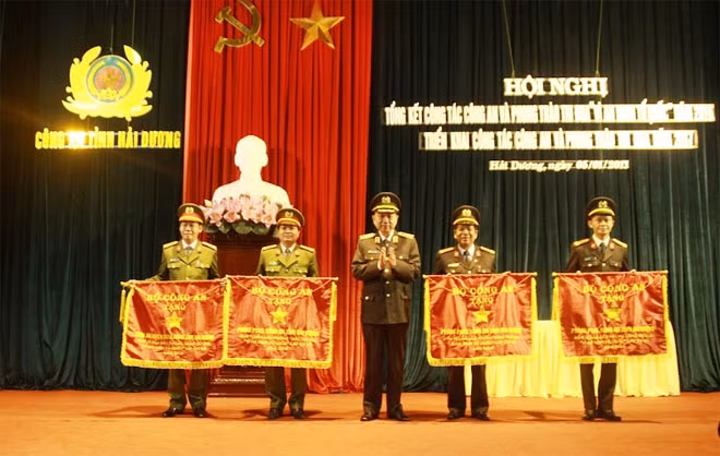 Bộ Trưởng Tô Lâm tặng Cờ thi đua xuất sắc của Bộ Công an cho 4 đơn vị thi đua cơ sở.