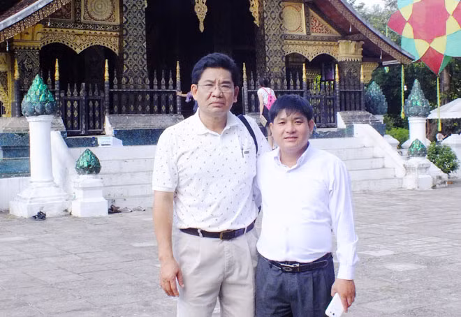 Tác giả (bên trái) và anh Anusăc Thasini Phon, Chánh Thanh tra Sở Văn hóa - Thông tin và Du lịch Luông Pra Băng. Tác giả (bên trái) và anh Anusăc Thasini Phon, Chánh Thanh tra Sở Văn hóa - Thông tin và Du lịch Luông Pra Băng.