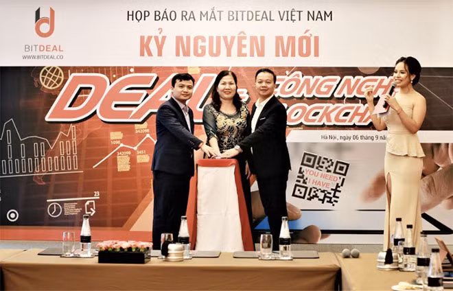 Lãnh đạo Bitdeal Việt Nam ấn chuông chính thức đưa ứng dụng app Bitdeal đi vào hoạt động tại thị trường Việt Nam. Lãnh đạo Bitdeal Việt Nam ấn chuông chính thức đưa ứng dụng app Bitdeal đi vào hoạt động tại thị trường Việt Nam.