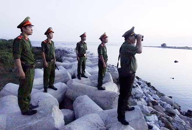 Công an huyện Lý Sơn thường xuyên tuần tra ven biển đảm bảo an ninh, trật tự.