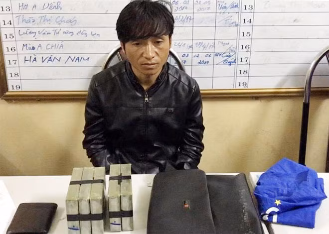 Đối tượng Khà A Cải cùng tang vật 5 bánh heroin.