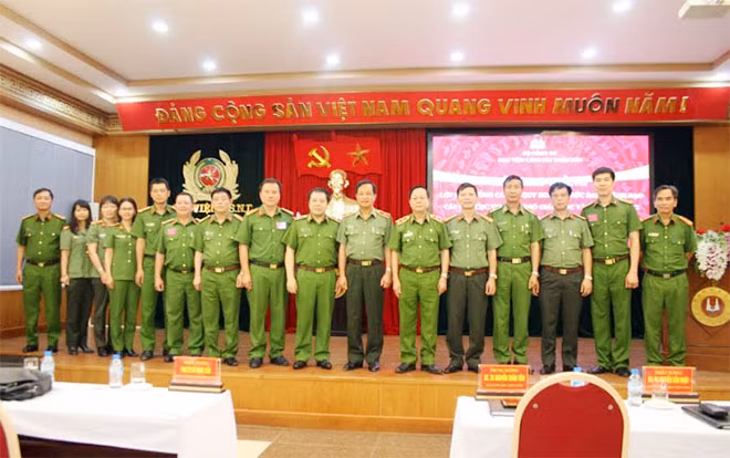 Học viên lớp bồi dưỡng cán bộ quy hoạch chức danh lãnh đạo cấp Phó Cục trưởng, Phó Giám đốc trong CAND năm 2017 với các đại biểu tham dự lễ khai giảng.