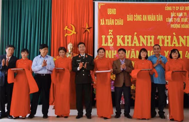Thiếu tướng Phạm Văn Miên, Tổng Biên tập Báo CAND và ông Nguyễn Văn Hùng, Chủ tịch Công ty Phượng Hoàng; đại diện các đơn vị tài trợ và cấp ủy, chính quyền địa phương cắt băng khánh thành Nhà văn hóa xóm 4.