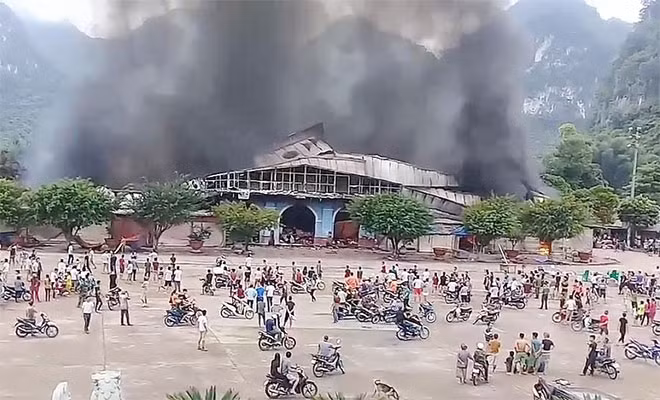 Khói bốc lên mù mịt (ảnh chụp nhìn từ cổng chính của Chợ).