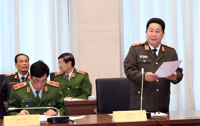 Trung tướng Bùi Văn Thành, Thứ trưởng Bộ Công an phát biểu tại phiên họp.