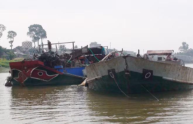 Hai thuyền bơm hút cát do cát tặc nhấn chìm được trục vớt.