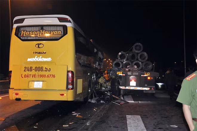 Hiện trường hai xe đâm nhau trên đường cao tốc Nội Bài – Lào Cai.