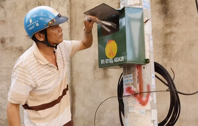 Ông Võ Văn Mười mang BKT đi bỏ ở điểm cố định cho người nghiện ma túy sử dụng (ảnh chụp chiều 18-9).