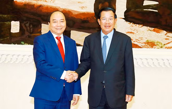 Thủ tướng Campuchia Hun Sen đón Thủ tướng Nguyễn Xuân Phúc. Ảnh: TTXVN.