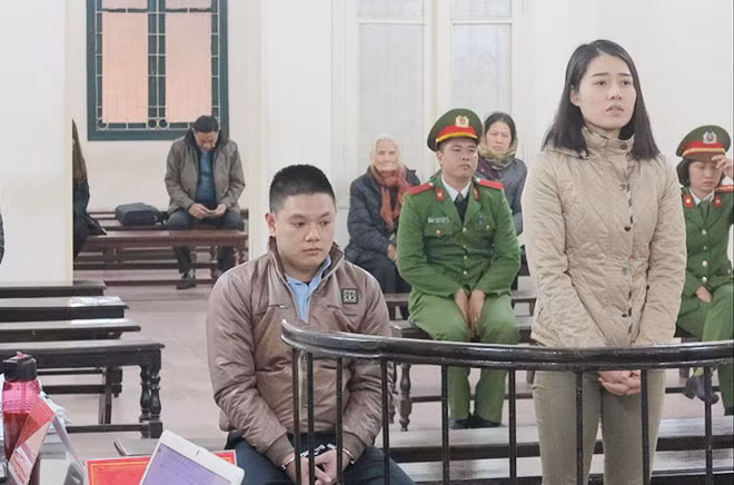 Bị cáo Thoa (đứng) và bị cáo Hoàng tại phiên xử.