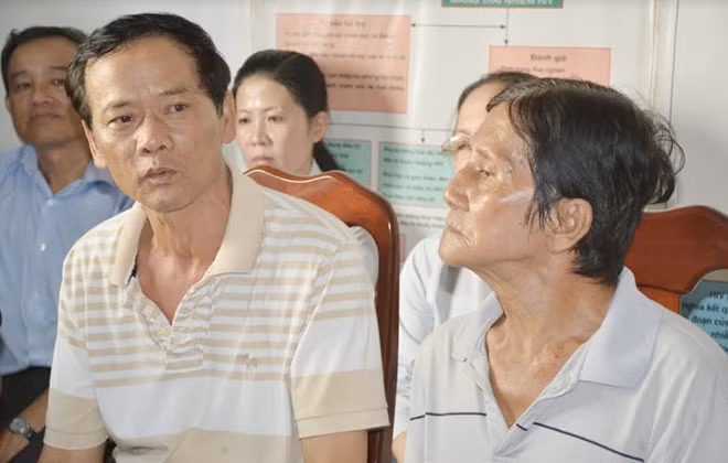 Ông Võ Văn Mười và Phan Phi Hổ - 2 nhân viên tiếp cận cộng đồng chuyên đi phát BKT và bao cao su miễn phí cho những người có nguy cơ.