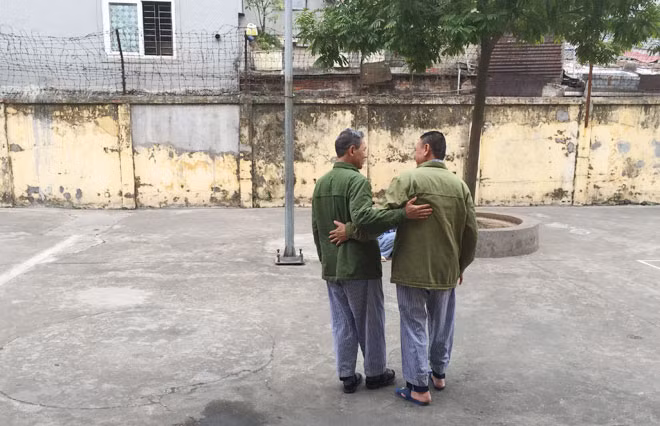 Nghiện rượu bị tâm thần phải vào viện điều trị.
