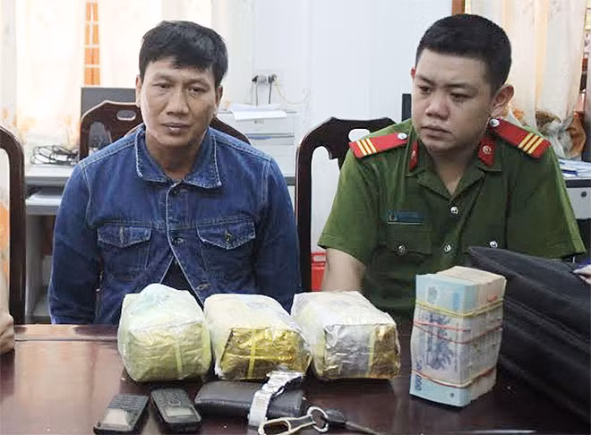 Đối tượng Quang và tang vật vụ án.