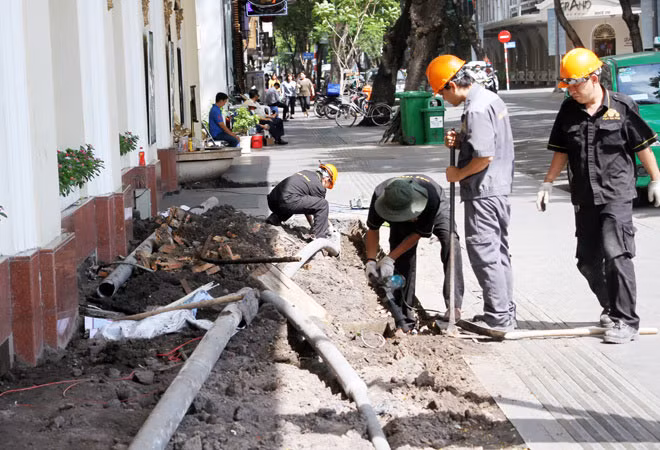 Khu vực này còn ngổn ngang ống nước, gạch đá... Trước đó, các hạng mục của khách sạn 5 sao này lấn vỉa hè khoảng 3 m trên chiều dài 30 m ở hai mặt đường Đồng Khởi và Tôn Đức Thắng.