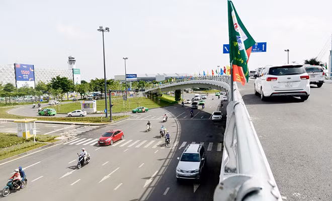 Để làm cấp bách một cây cầu giải quyết chuyện kẹt xe cho Tân Sơn Nhất, hiện thành phố vẫn phải xin được phép chỉ định thầu.