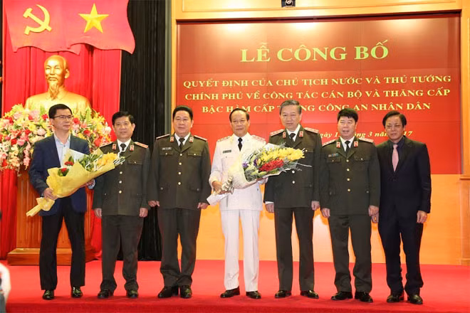 Bộ trưởng Tô Lâm và Thứ trưởng Lê Quý Vương với các đại biểu tham dự buổi Lễ