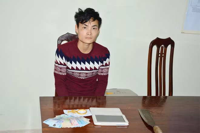 Đỗ Đức Tuấn và tang vật.