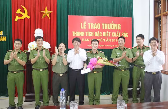 Lãnh đạo UBND huyện Nghĩa Đàn đã tặng hoa và thưởng nóng cho ban chuyên án.