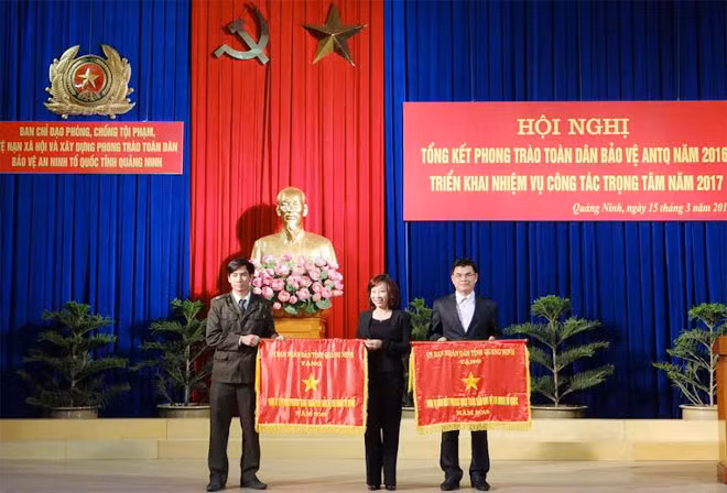 Phó chủ tịch UBND tỉnh tặng Cờ thi đua của UBND tỉnh cho 2 đơn vị đầu phong trào thi đua Toàn dân bảo vệ ANTQ năm 2016.