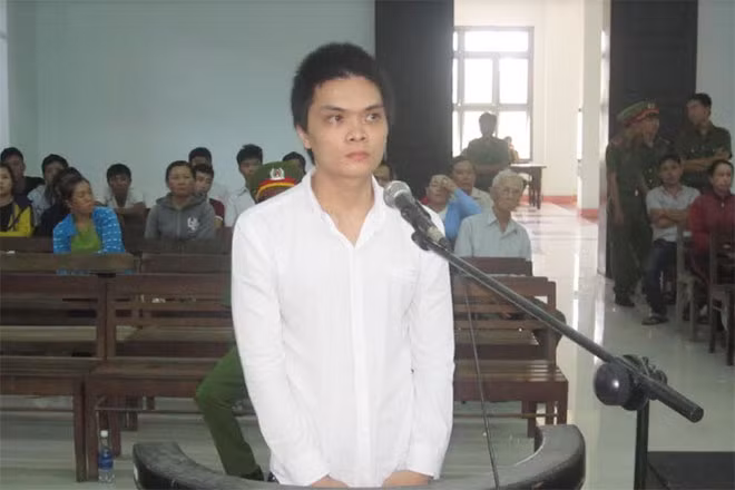 Bị cáo Nguyễn Hoàng Phi trước vành móng ngựa.