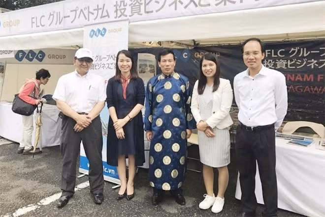 Bộ trưởng Bộ Văn hóa Thể thao và Du lịch Nguyễn Ngọc Thiện thăm gian hàng của Tập đoàn FLC tại lễ hội.