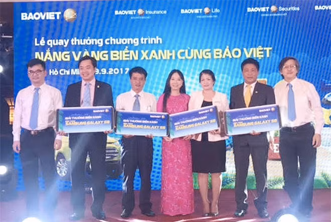 Lãnh đạo Bảo Việt trao các giải thưởng.