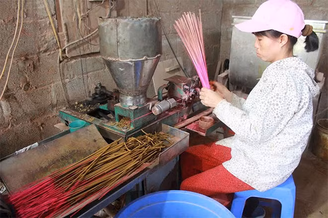 Người dân sản xuất hương.