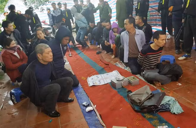 Các con bạc bị tạm giữ.