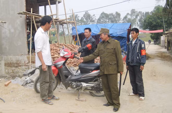 Công an xã và tổ an ninh xã hội xã Hạnh Phúc, huyện Thọ Xuân, Thanh Hóa nhắc nhở người dân nâng cao cảnh giác với tội phạm trộm cắp tài sản.