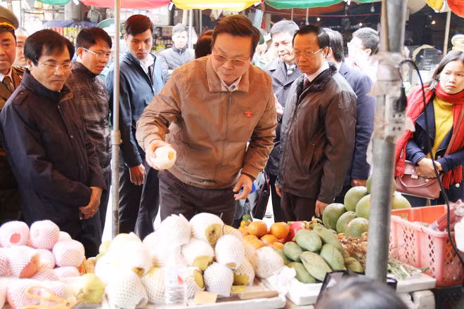 Phó Chủ tịch Quốc hội Phùng Quốc Hiển cùng đoàn giám sát tại cửa khẩu Tân Thanh.