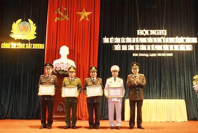 Bộ trưởng Tô Lâm, trao danh hiệu Chiến sỹ thi đua toàn lực lượng cho 4 cá nhân.