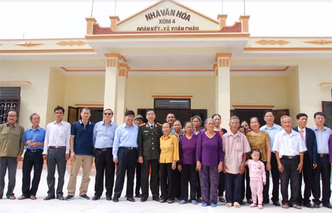 Thiếu tướng Phạm Văn Miên, Tổng Biên tập Báo CAND và ông Nguyễn Văn Hùng, Chủ tịch Công ty Phượng Hoàng cùng các đại biểu với bà con xóm 4.