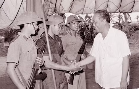 Đồng chí Lê Duẩn với bộ đội Quân khu 9, năm 1980. Ảnh tư liệu.