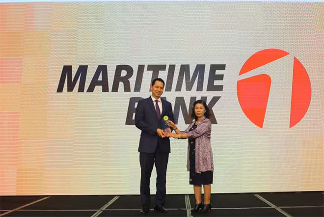 Ông Huỳnh Bửu Quang – TGĐ Maritime Bank nhận giải thưởng từ bà Lê Thị Kim Xuân – Trưởng đại diện phía Nam của Hiệp hội Ngân hàng Việt Nam.