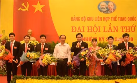 Bí thư Đảng ủy, Thứ trưởng Bộ Văn hóa, Thể thao và Du lịch Lê Khánh Hải tặng hoa chúc mừng BCH Đảng bộ Khu Liên hợp thể thao Quốc gia khóa mới.