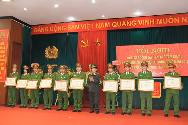 Thứ trưởng Nguyễn Văn Sơn trao Bằng khen của Bộ Công an tặng các cá nhân