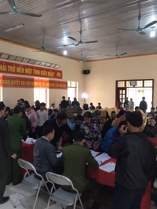 CBCS Phòng Cảnh sát quảng lý hành chính về TTXH Công an tỉnh Thanh Hoá làm căn cước công dân cho bà con.