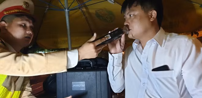 CSGT kiểm tra nồng độ cồn lái xe
