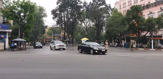 CSGT dẫn đoàn viếng nguyên Chủ tịch nước Lê Đức Anh.