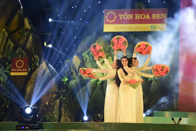 Hình ảnh ấn tượng tại Chương trình nghệ thuật “Non sông gấm vóc quê hương”, tối 18-5.