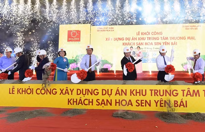 Lãnh đạo tỉnh Yên Bái và Tập đoàn Hoa Sen thực hiện nghi thức xúc cát khởi công xây dựng dự án.