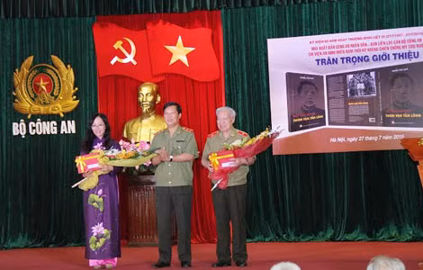 Trung tướng Vũ Thanh Bình, Phó Tổng cục trưởng Tổng cục An ninh tặng hoa đại diện gia đình liệt sĩ Nguyễn Văn Bảo và Thiếu tướng Phan Văn Lai, đại diện Ban liên lạc cán bộ Công an chi viện chiến trường miền Nam.