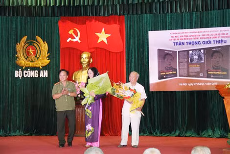 Đại tá Nguyễn Hồng Thái, Giám đốc NXB CAND tặng hoa gia đình và đồng đội cũ của liệt sĩ Nguyễn Văn Bảo.
